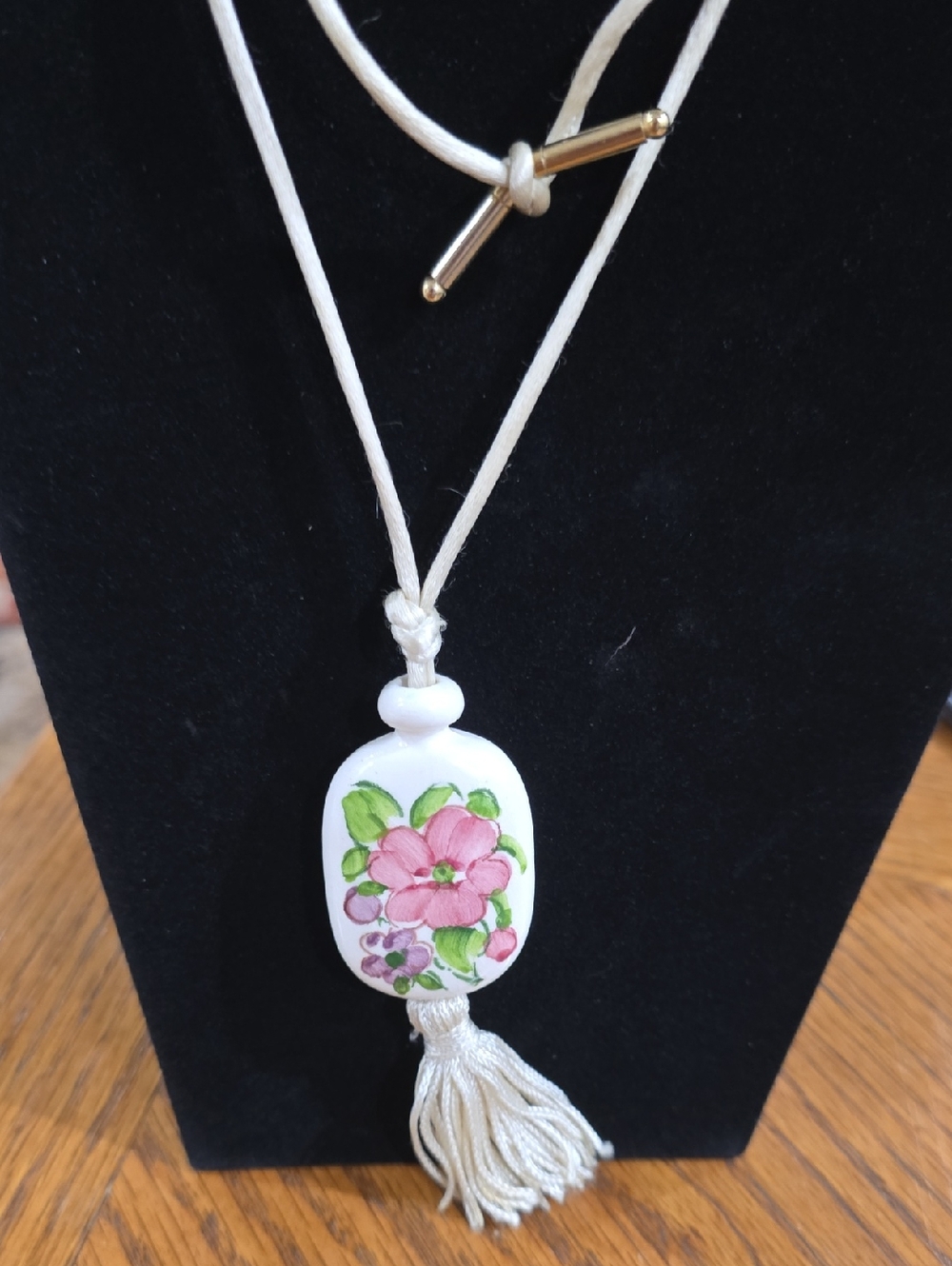 Avon 'Tender Blossoms' Hamd-paimted Pendant Necklace